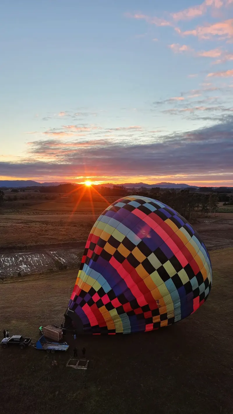 Balão sendo preparado ao nascer do sol